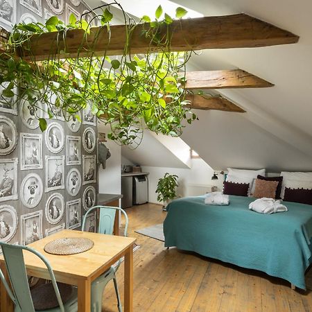Bohemian Chic 2 Bedroom 2 Bathroom Loft With Hanging Chair Prague Exterior photo