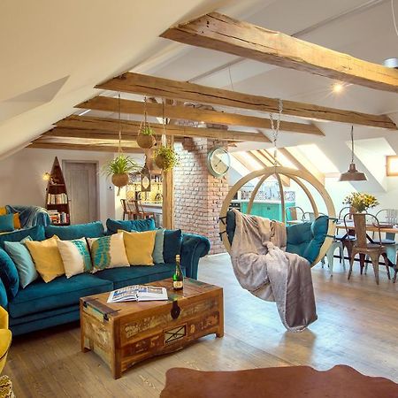 Bohemian Chic 2 Bedroom 2 Bathroom Loft With Hanging Chair Prague Exterior photo