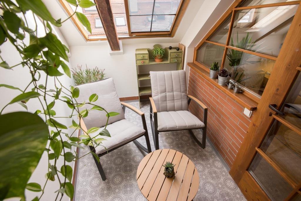 Bohemian Chic 2 Bedroom 2 Bathroom Loft With Hanging Chair Prague Exterior photo
