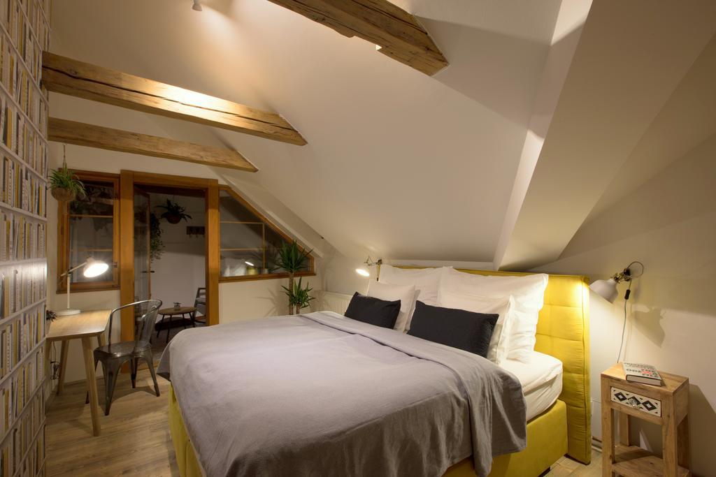 Bohemian Chic 2 Bedroom 2 Bathroom Loft With Hanging Chair Prague Exterior photo