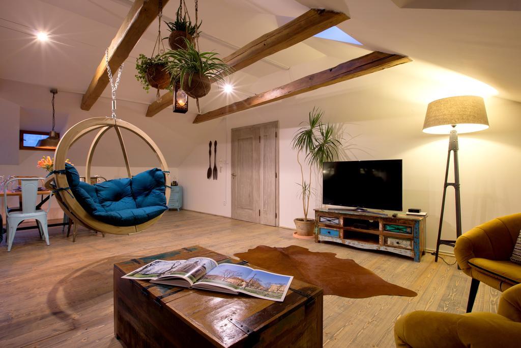 Bohemian Chic 2 Bedroom 2 Bathroom Loft With Hanging Chair Prague Exterior photo